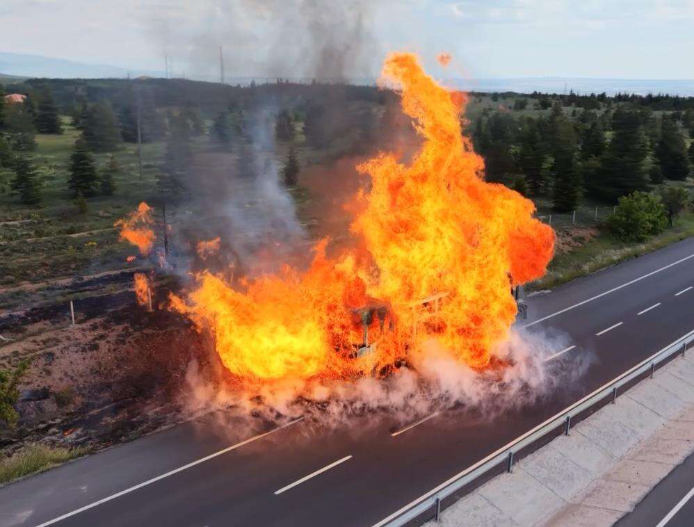 Aksaray’da doğalgaz yüklü TIR bomba gibi patladı! Korku dolu anlar kamerada 15